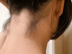 素人娘の全裸図鑑3 今時の女の子13名が恥らいながら脱衣していく様子をじっくり撮影した、変態紳士のためのヘアヌードコレクション　サンプル画像04
